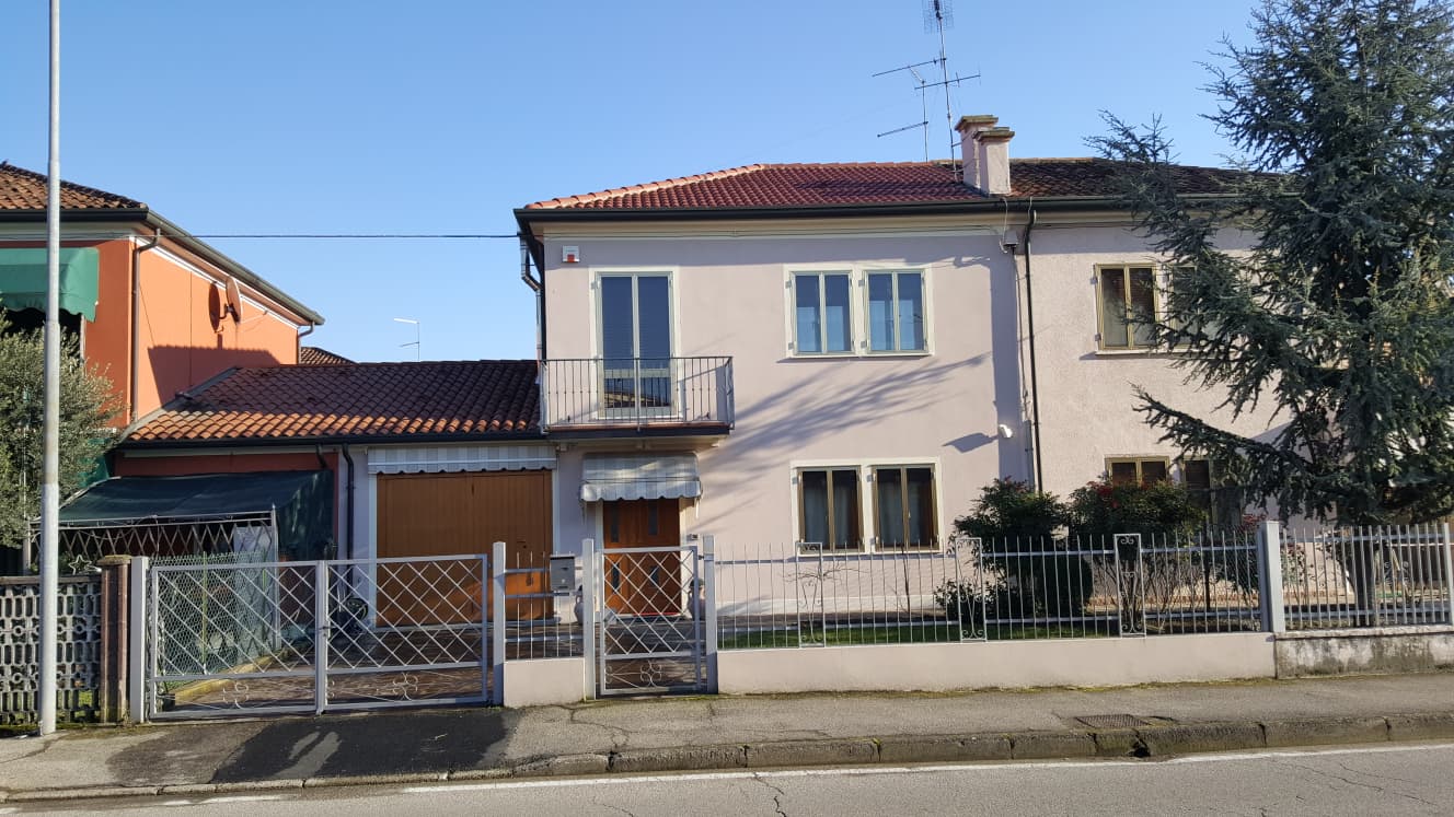 casa bianca tinteggiata